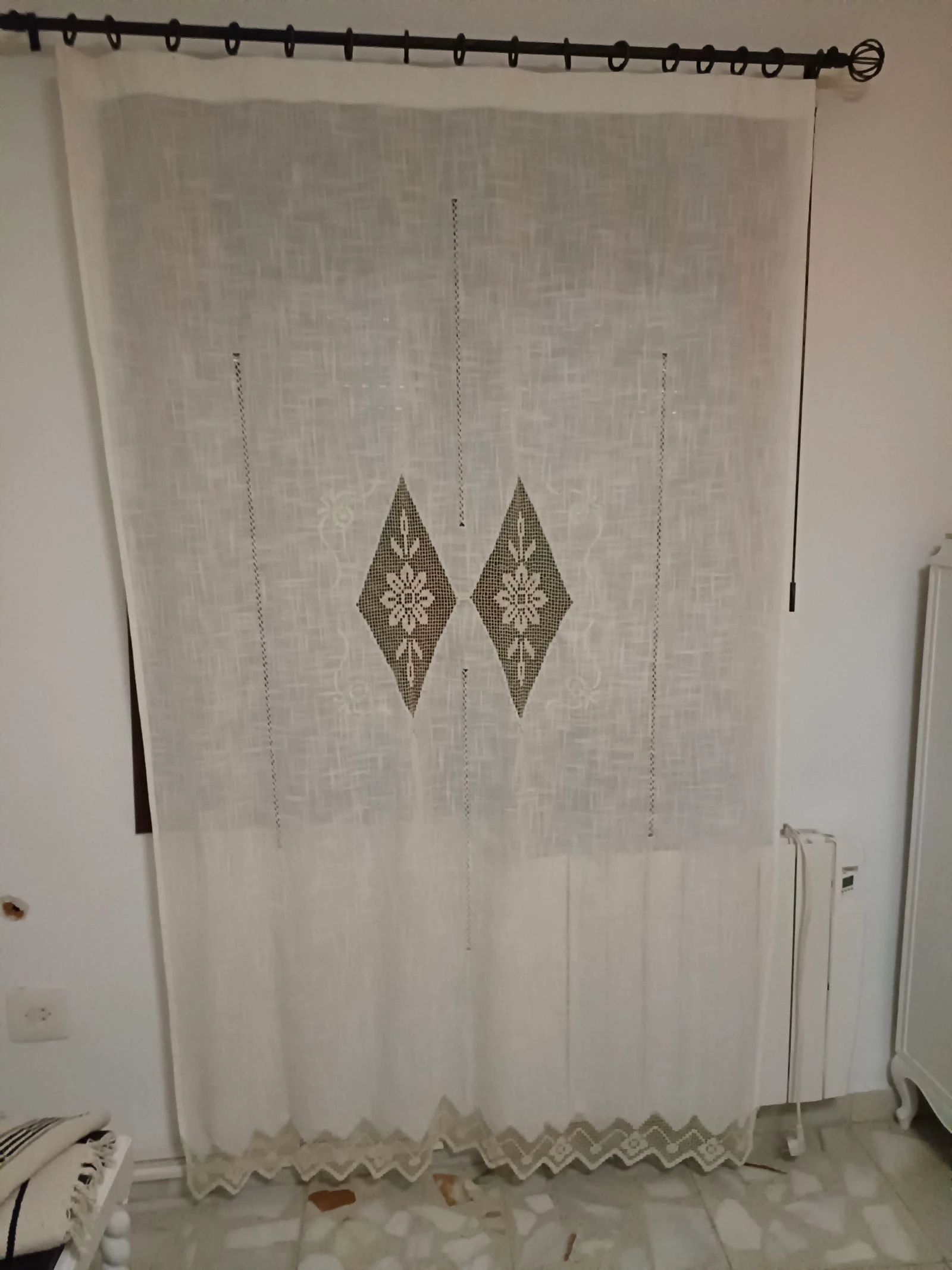 Cortina bordada y con puntilla 